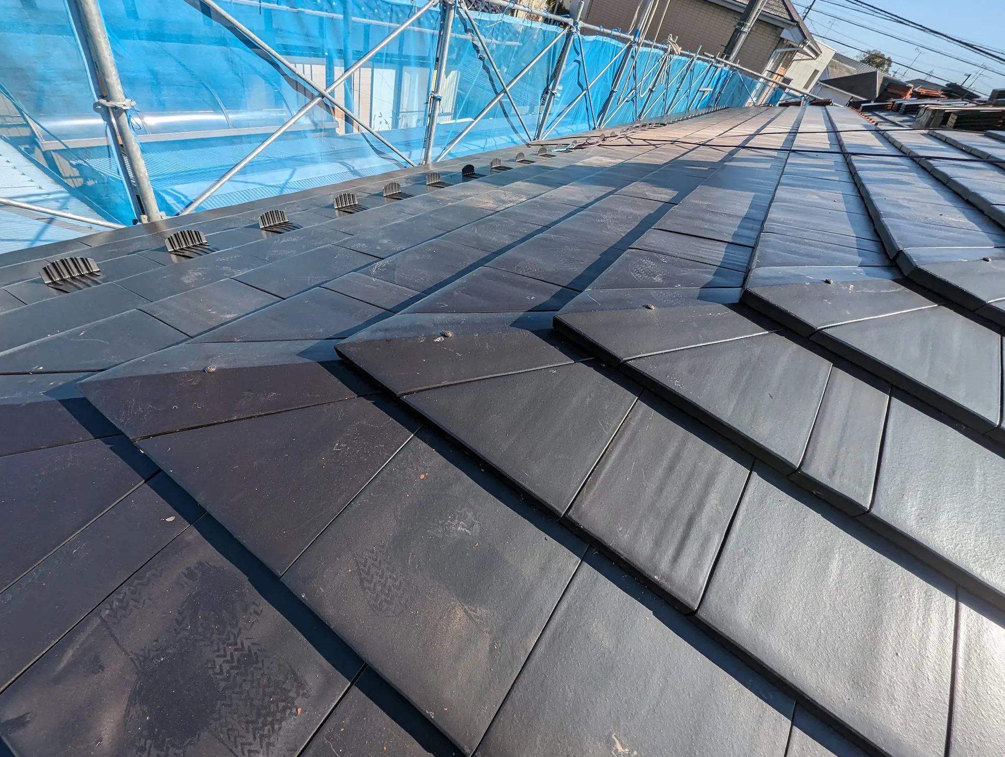 寄棟屋根をすっきりした仕上がりに。フラットな廻隅瓦とは？ | 株式