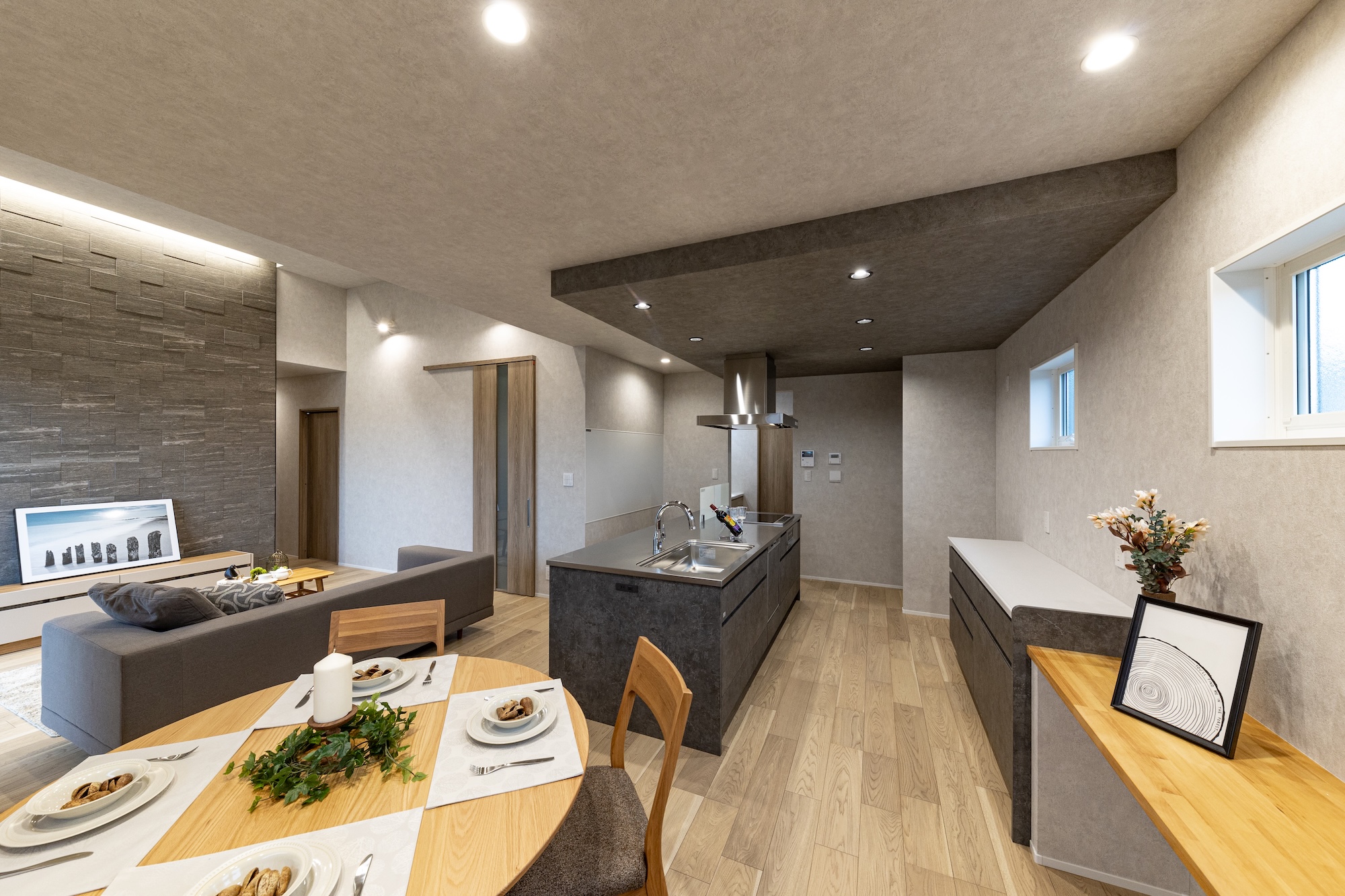 自然な会話を生む、円卓のあるダイニング