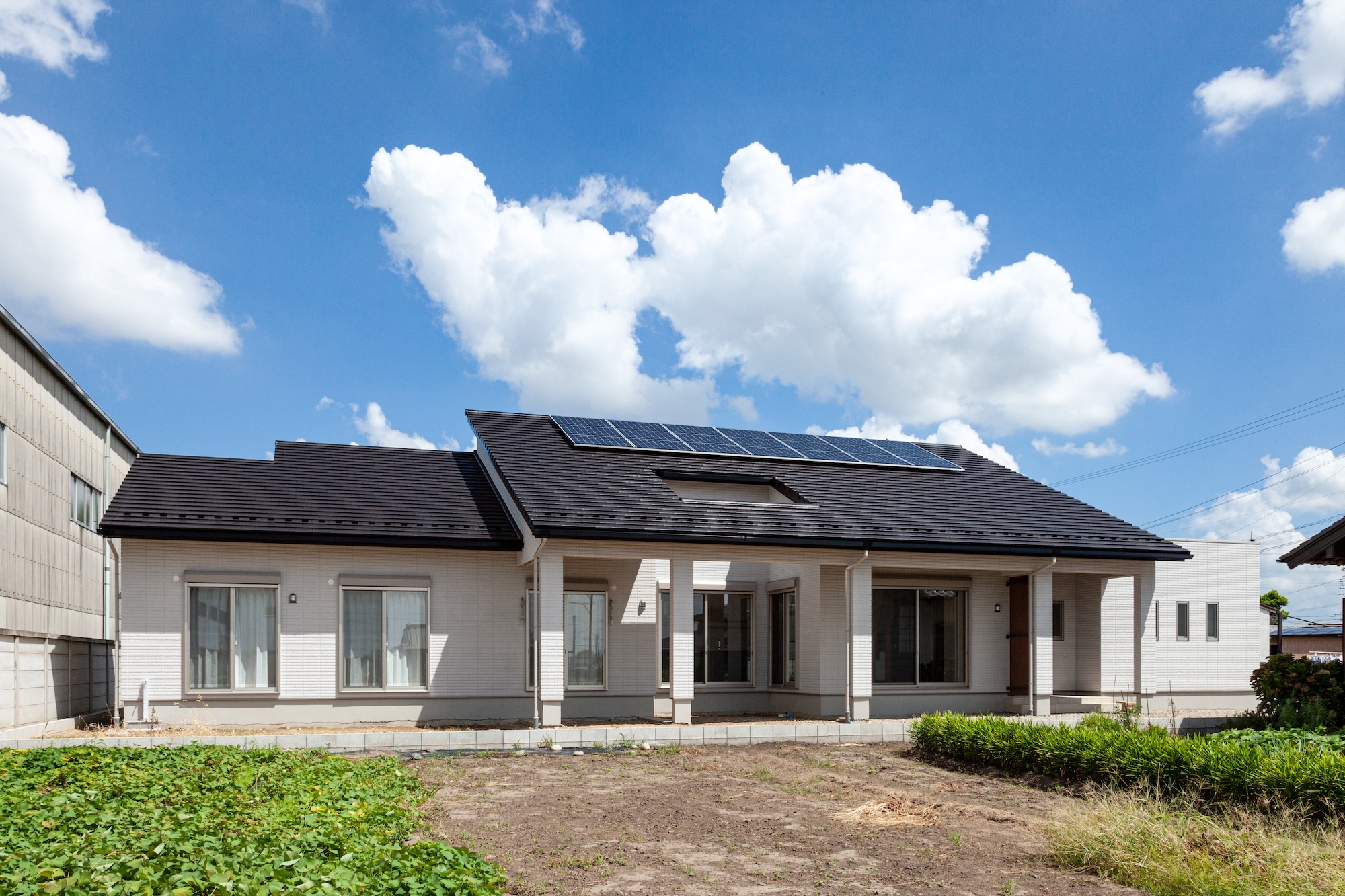 太陽光発電は取り入れるべき？電気代だけでなく住まいの安心につながる機能も