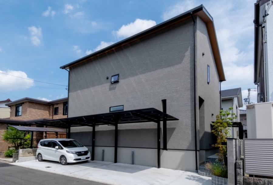 手塗りの質感を楽しむグレー外壁の家。家事・子育ては動線と見守りを意識して