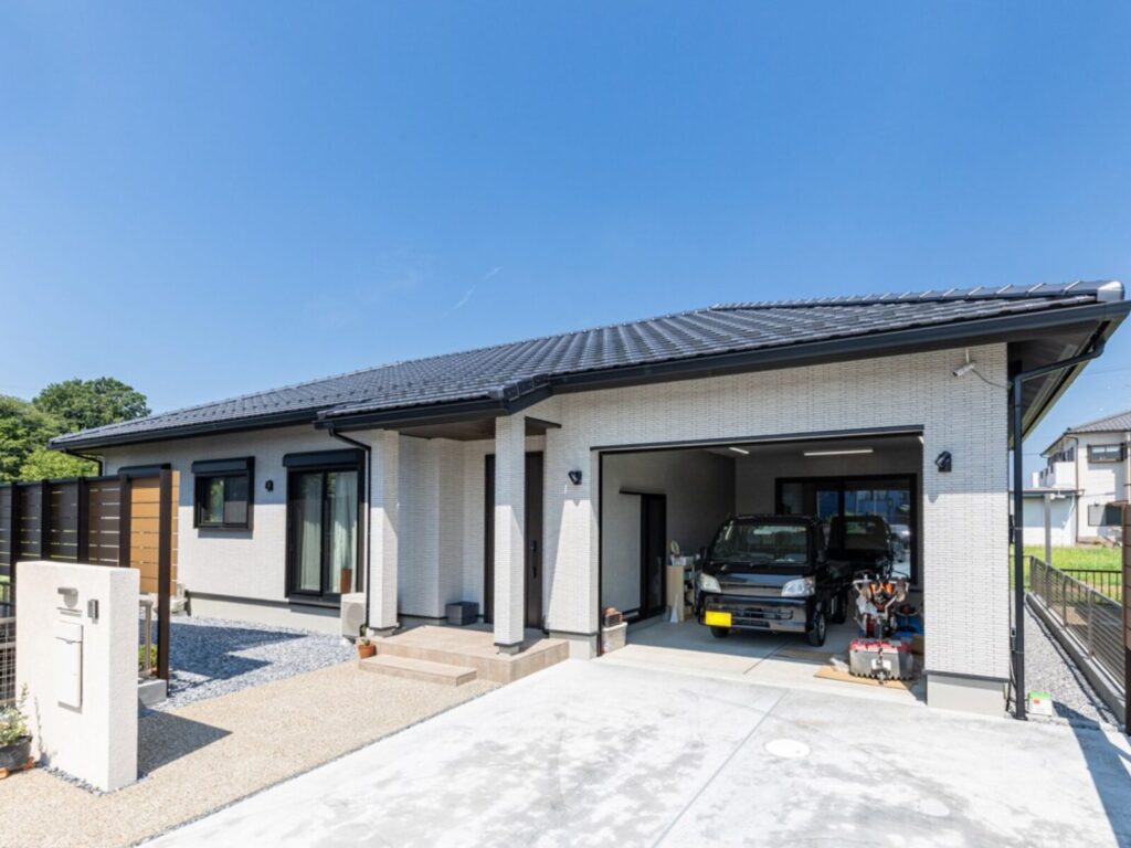 家族それぞれの「好き」を叶えた平屋。猫と暮らす住まいは、書庫・ガレージも